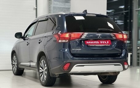 Mitsubishi Outlander III рестайлинг 3, 2021 год, 2 999 000 рублей, 6 фотография