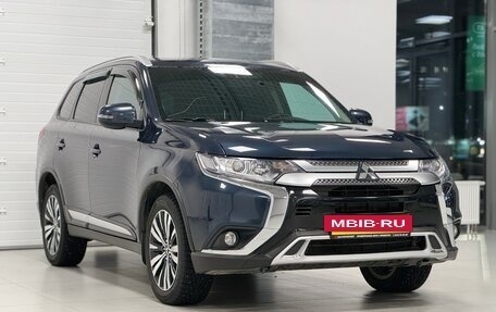 Mitsubishi Outlander III рестайлинг 3, 2021 год, 2 999 000 рублей, 3 фотография