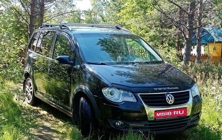 Volkswagen Touran III, 2008 год, 900 000 рублей, 1 фотография