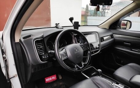 Mitsubishi Outlander III рестайлинг 3, 2021 год, 2 245 000 рублей, 2 фотография