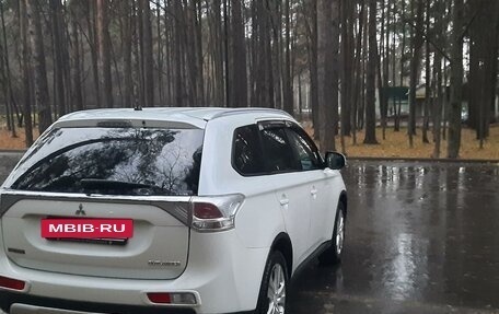 Mitsubishi Outlander III рестайлинг 3, 2014 год, 1 420 000 рублей, 6 фотография