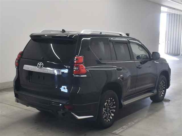 Toyota Land Cruiser Prado 150 рестайлинг 2, 2021 год, 4 370 000 рублей, 4 фотография