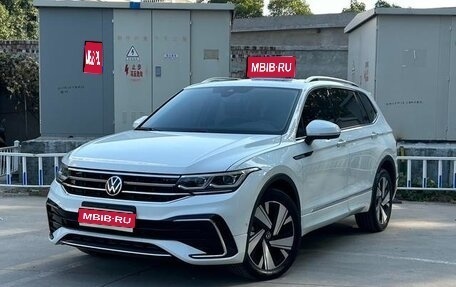 Volkswagen Tiguan II, 2022 год, 2 850 000 рублей, 1 фотография