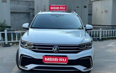 Volkswagen Tiguan II, 2022 год, 2 850 000 рублей, 2 фотография