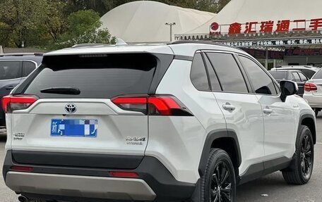 Toyota RAV4, 2024 год, 4 110 000 рублей, 4 фотография