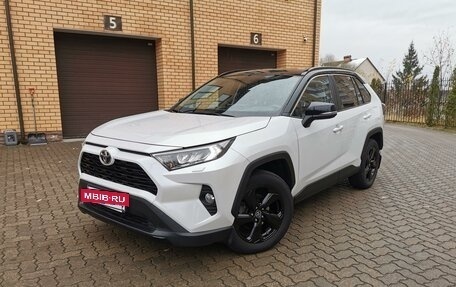 Toyota RAV4, 2021 год, 3 775 000 рублей, 2 фотография