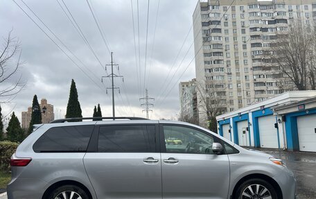 Toyota Sienna III, 2018 год, 3 500 000 рублей, 2 фотография