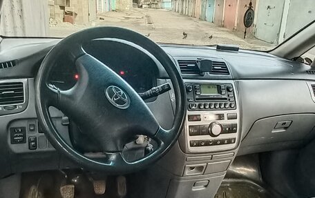 Toyota Avensis Verso I рестайлинг, 2002 год, 799 000 рублей, 3 фотография