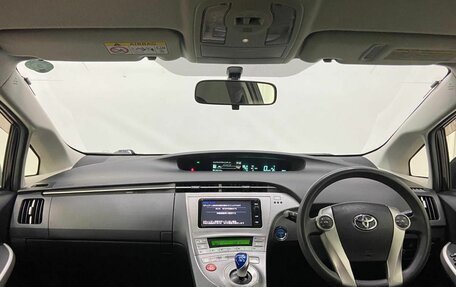 Toyota Prius IV XW50, 2015 год, 1 300 000 рублей, 12 фотография