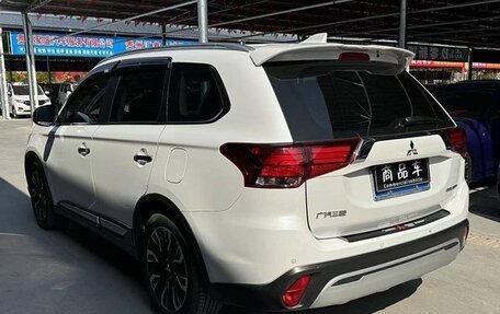 Mitsubishi Outlander III рестайлинг 3, 2020 год, 2 300 000 рублей, 4 фотография