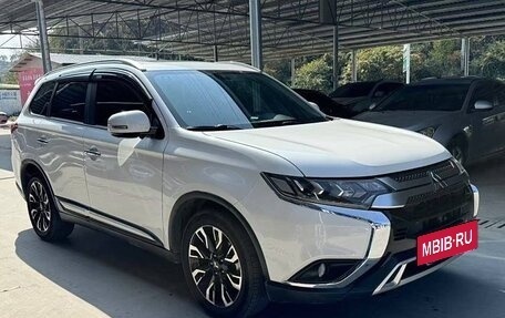 Mitsubishi Outlander III рестайлинг 3, 2020 год, 2 300 000 рублей, 3 фотография