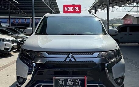 Mitsubishi Outlander III рестайлинг 3, 2020 год, 2 300 000 рублей, 2 фотография