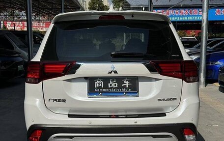 Mitsubishi Outlander III рестайлинг 3, 2020 год, 2 300 000 рублей, 7 фотография