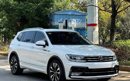 Volkswagen Tiguan II, 2021 год, 2 650 000 рублей, 2 фотография