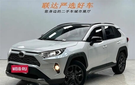 Toyota RAV4, 2021 год, 2 650 700 рублей, 3 фотография