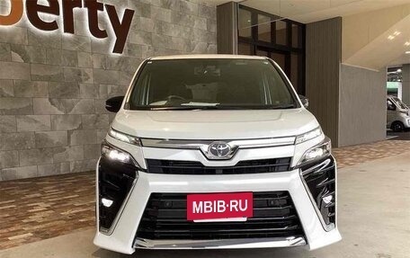 Toyota Voxy III, 2021 год, 2 300 000 рублей, 2 фотография