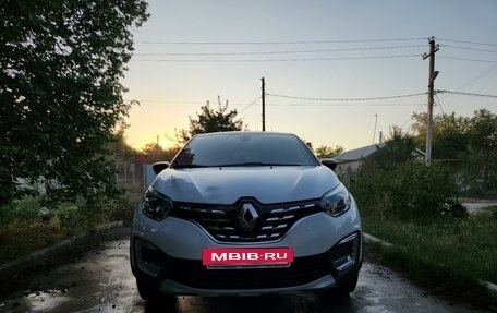 Renault Kaptur I рестайлинг, 2021 год, 2 000 000 рублей, 2 фотография