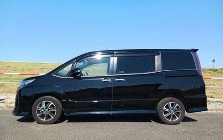 Toyota Noah III, 2020 год, 2 090 000 рублей, 2 фотография