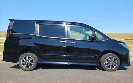 Toyota Noah III, 2020 год, 2 090 000 рублей, 5 фотография