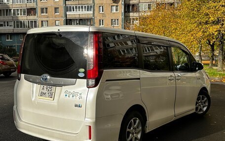 Toyota Noah III, 2014 год, 1 940 000 рублей, 2 фотография