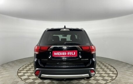 Mitsubishi Outlander III рестайлинг 3, 2018 год, 2 200 000 рублей, 6 фотография