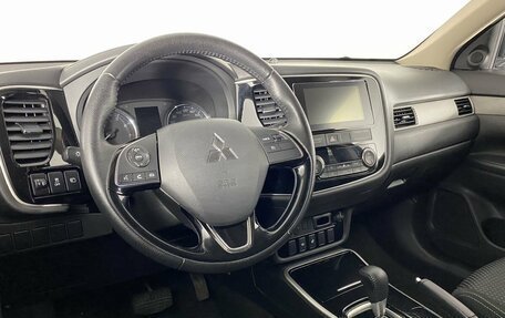 Mitsubishi Outlander III рестайлинг 3, 2018 год, 2 200 000 рублей, 15 фотография