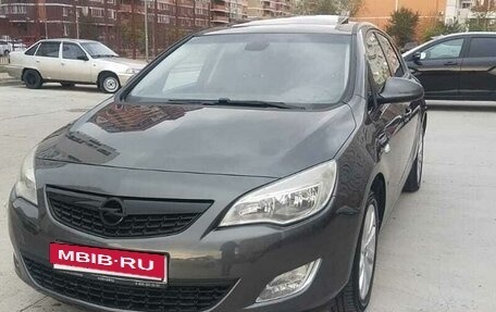 Opel Astra J, 2011 год, 850 000 рублей, 2 фотография