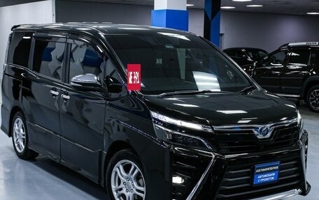 Toyota Voxy III, 2018 год, 2 453 000 рублей, 8 фотография