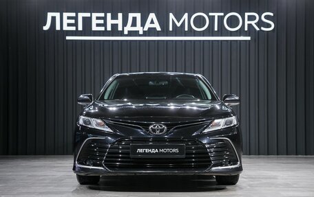 Toyota Camry, 2021 год, 3 090 000 рублей, 2 фотография