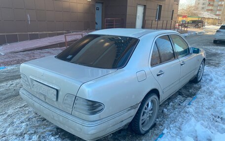 Mercedes-Benz E-Класс, 1998 год, 350 000 рублей, 3 фотография