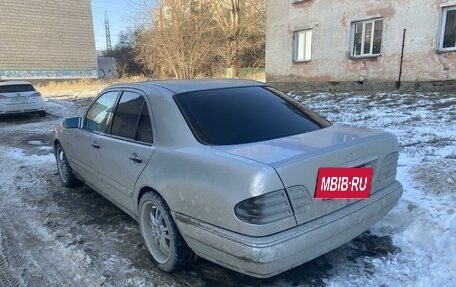 Mercedes-Benz E-Класс, 1998 год, 350 000 рублей, 2 фотография