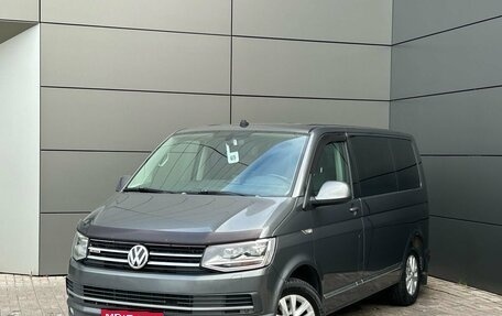 Volkswagen Caravelle T6 рестайлинг, 2017 год, 3 099 000 рублей, 1 фотография