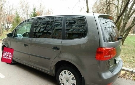 Volkswagen Touran III, 2010 год, 985 000 рублей, 3 фотография