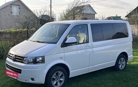 Volkswagen Caravelle T5, 2013 год, 2 690 000 рублей, 2 фотография