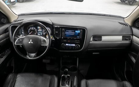 Mitsubishi Outlander III рестайлинг 3, 2014 год, 1 840 000 рублей, 7 фотография