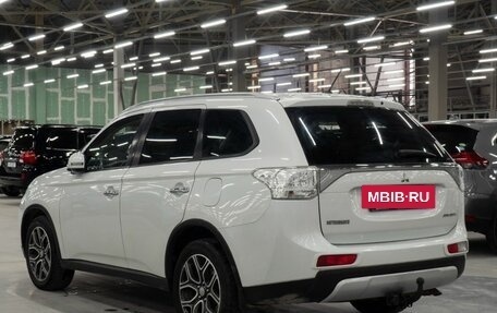 Mitsubishi Outlander III рестайлинг 3, 2014 год, 1 840 000 рублей, 11 фотография