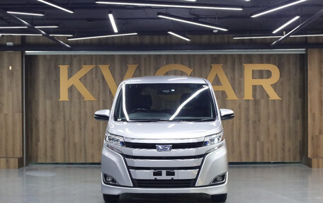 Toyota Noah III, 2019 год, 2 577 000 рублей, 2 фотография