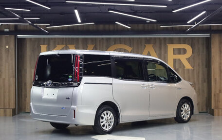 Toyota Noah III, 2019 год, 2 577 000 рублей, 4 фотография