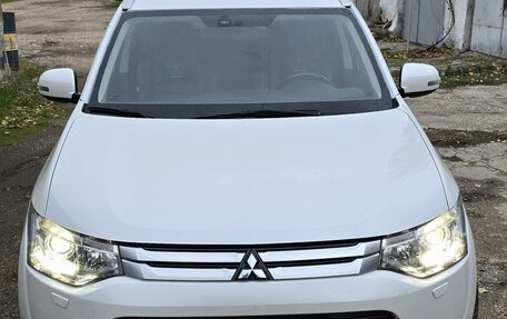 Mitsubishi Outlander III рестайлинг 3, 2014 год, 1 870 000 рублей, 5 фотография