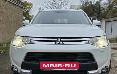 Mitsubishi Outlander III рестайлинг 3, 2014 год, 1 870 000 рублей, 2 фотография