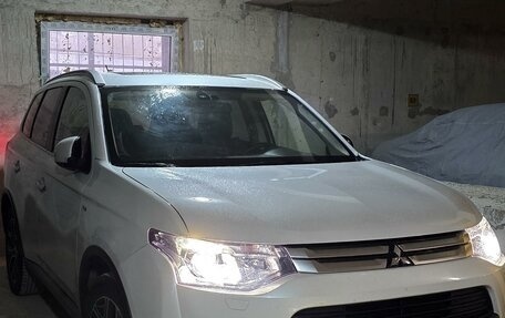 Mitsubishi Outlander III рестайлинг 3, 2014 год, 1 870 000 рублей, 37 фотография