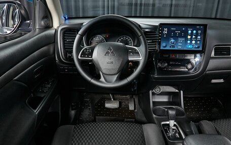 Mitsubishi Outlander III рестайлинг 3, 2015 год, 1 890 000 рублей, 9 фотография