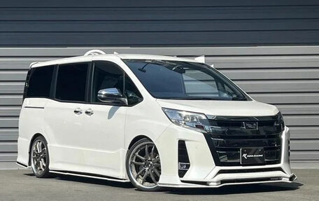 Toyota Noah III, 2021 год, 1 900 000 рублей, 2 фотография