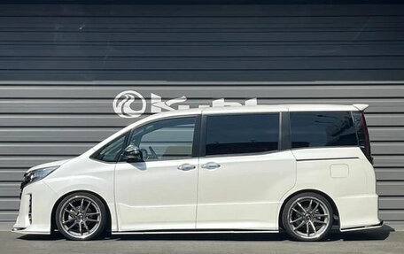 Toyota Noah III, 2021 год, 1 900 000 рублей, 4 фотография