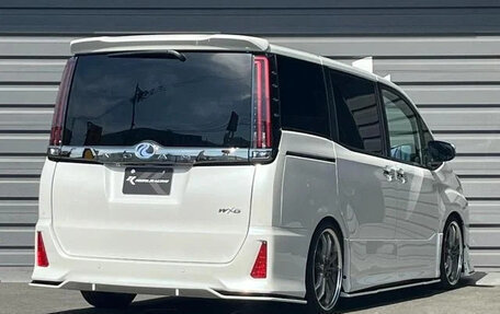 Toyota Noah III, 2021 год, 1 900 000 рублей, 5 фотография