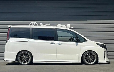 Toyota Noah III, 2021 год, 1 900 000 рублей, 3 фотография