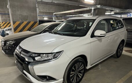 Mitsubishi Outlander III рестайлинг 3, 2022 год, 2 999 999 рублей, 4 фотография