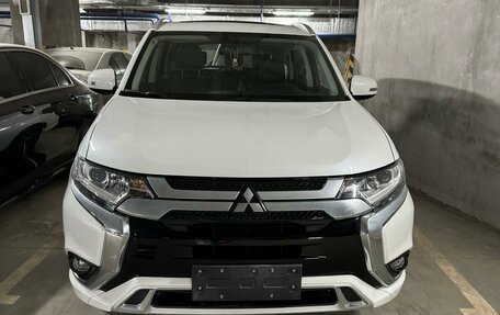 Mitsubishi Outlander III рестайлинг 3, 2022 год, 2 999 999 рублей, 2 фотография