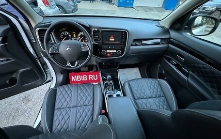 Mitsubishi Outlander III рестайлинг 3, 2022 год, 2 999 999 рублей, 11 фотография