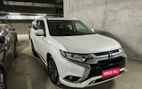 Mitsubishi Outlander III рестайлинг 3, 2022 год, 2 999 999 рублей, 1 фотография